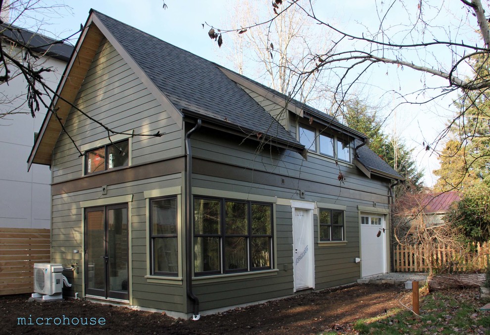 Свежая идея для дизайна: маленький, двухэтажный, зеленый дом в современном стиле с облицовкой из ЦСП и двускатной крышей для на участке и в саду - отличное фото интерьера