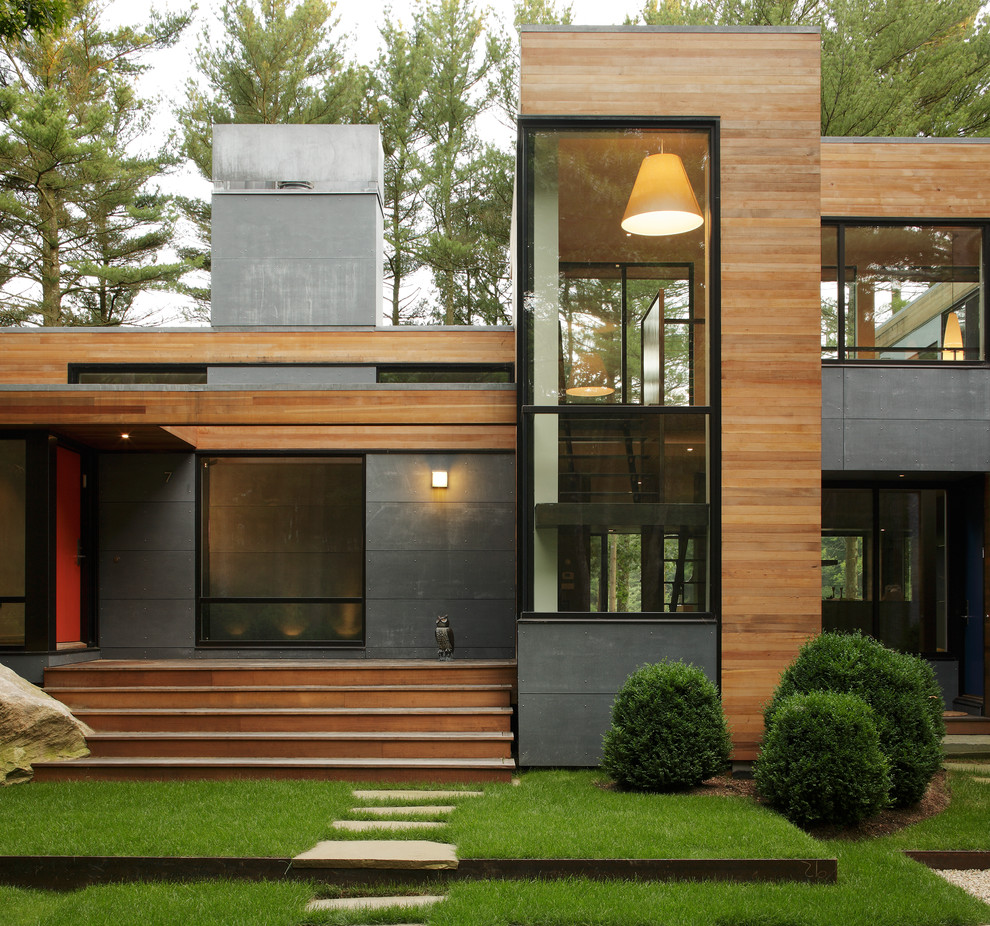 На фото: дом в современном стиле с облицовкой из металла с