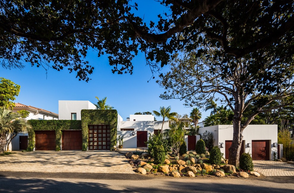 Zweistöckiges Modernes Haus mit Putzfassade, weißer Fassadenfarbe und Flachdach in Santa Barbara