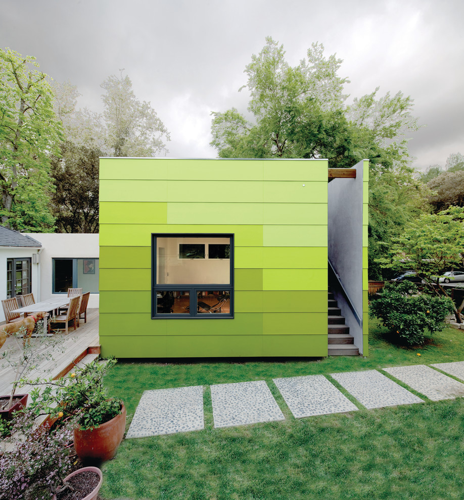 Réalisation d'une façade de maison verte design.