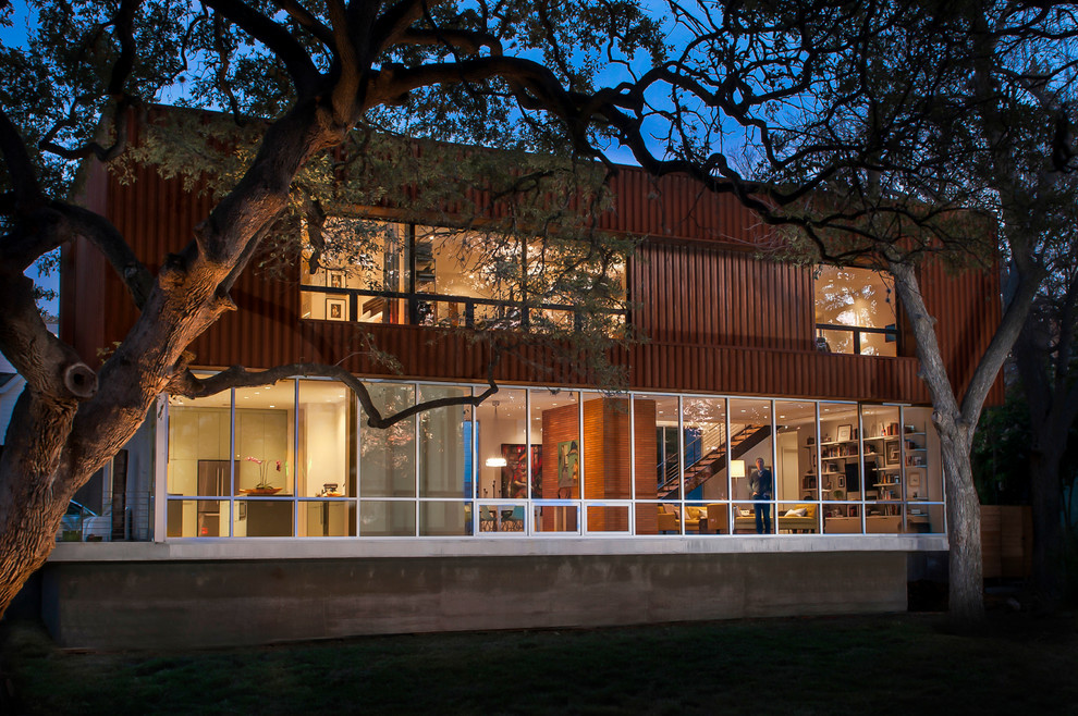 Zweistöckiges Modernes Haus mit Glasfassade und Flachdach in Austin