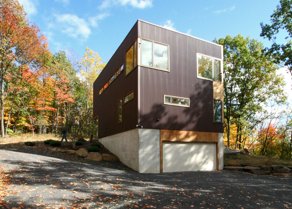 Immagine della facciata di una casa marrone contemporanea con rivestimento in metallo