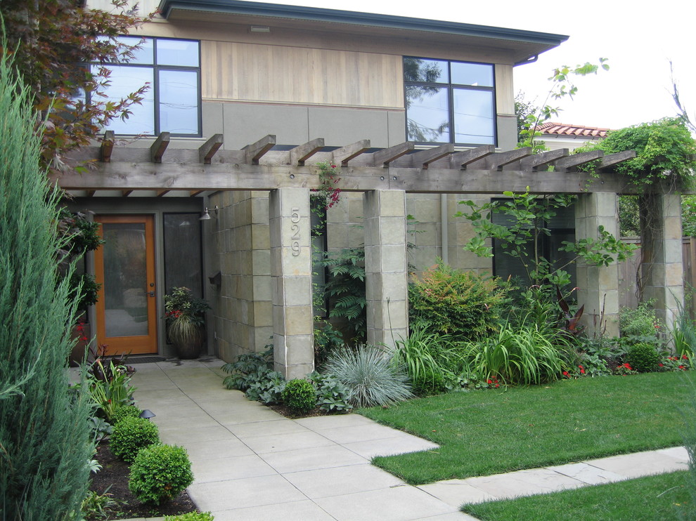 На фото: дом в современном стиле с облицовкой из бетона с