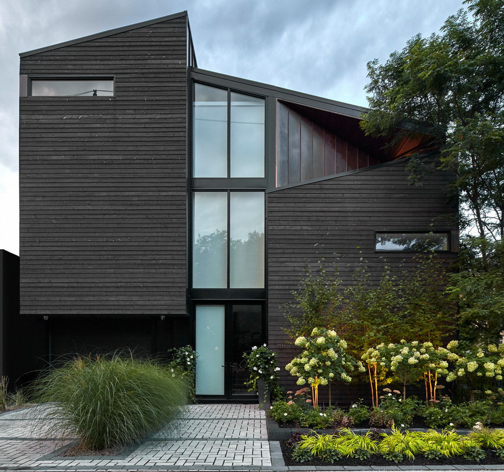 Идея дизайна: трехэтажный, деревянный, черный частный загородный дом в современном стиле с односкатной крышей