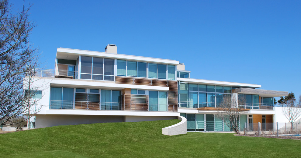 Idee per la facciata di una casa bianca contemporanea con rivestimento in vetro