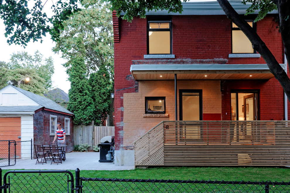 Zweistöckiges Modernes Haus mit Backsteinfassade und roter Fassadenfarbe in Toronto