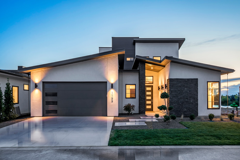 Großes, Zweistöckiges Modernes Haus mit grauer Fassadenfarbe, Pultdach und Mix-Fassade in Boise