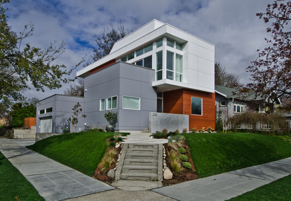 Esempio della facciata di una casa piccola multicolore contemporanea a due piani con rivestimento in legno e tetto piano