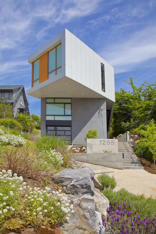 Zweistöckiges, Mittelgroßes Modernes Haus mit Mix-Fassade, grauer Fassadenfarbe und Flachdach in Seattle