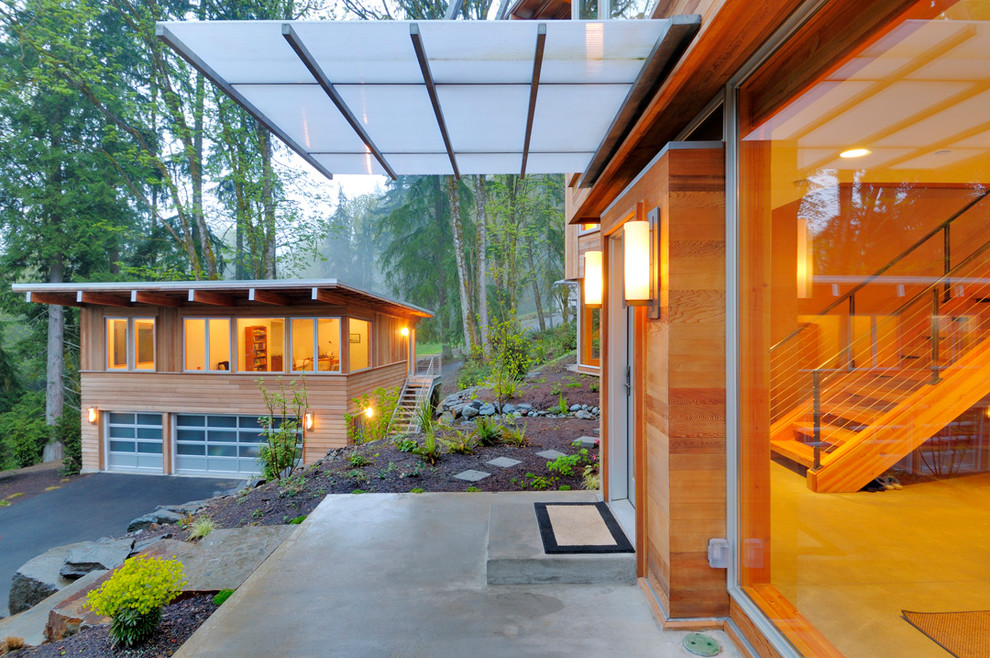 Inspiration pour une façade de maison design en bois.
