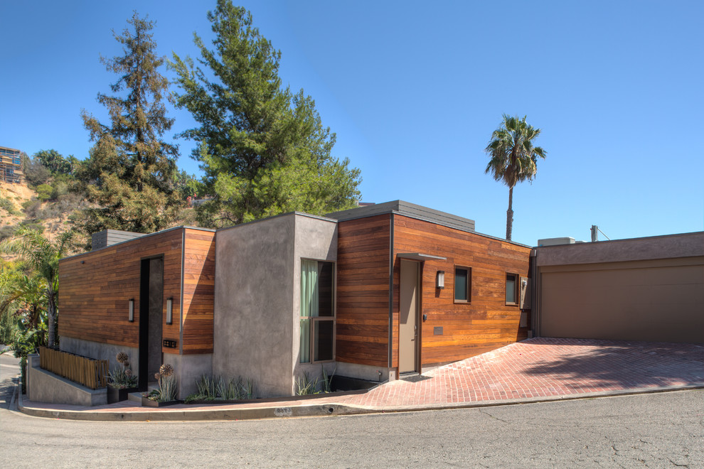 Inspiration for a contemporary bungalow house exterior in Los Angeles.