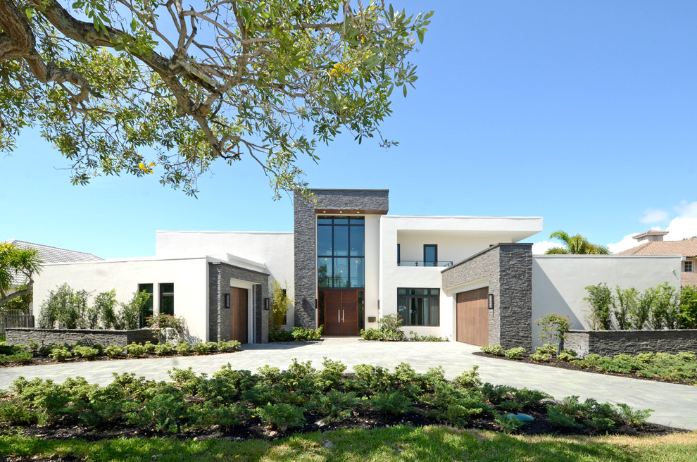 Photo of a white contemporary two floor house exterior in Miami.