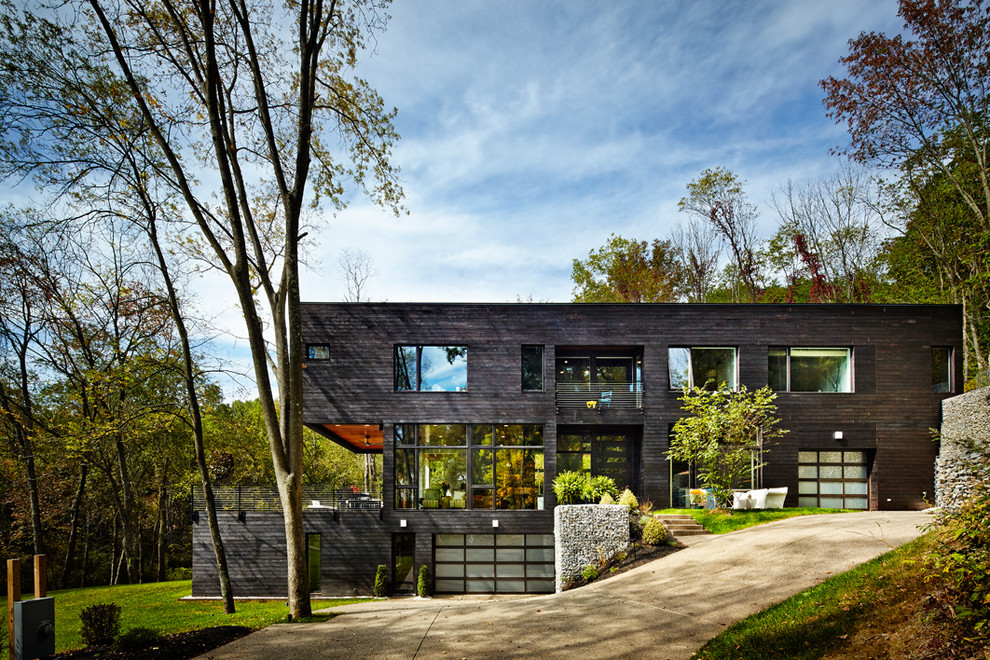 Große, Dreistöckige Moderne Holzfassade Haus mit schwarzer Fassadenfarbe und Flachdach in Sonstige