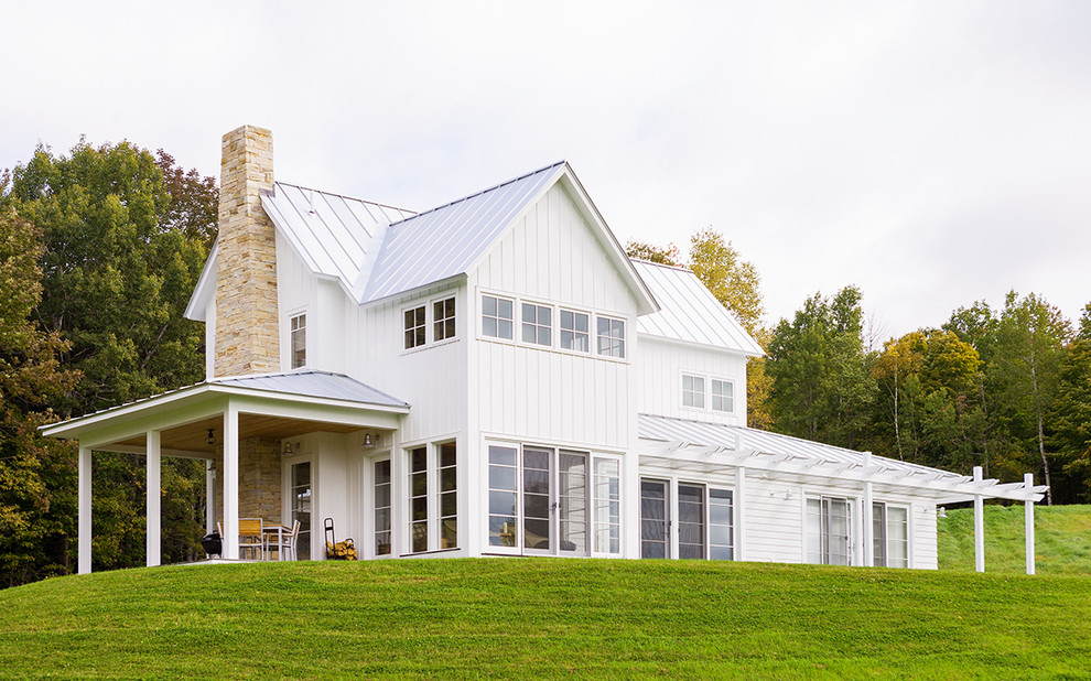 Mittelgroßes, Zweistöckiges Modernes Haus mit weißer Fassadenfarbe in Burlington