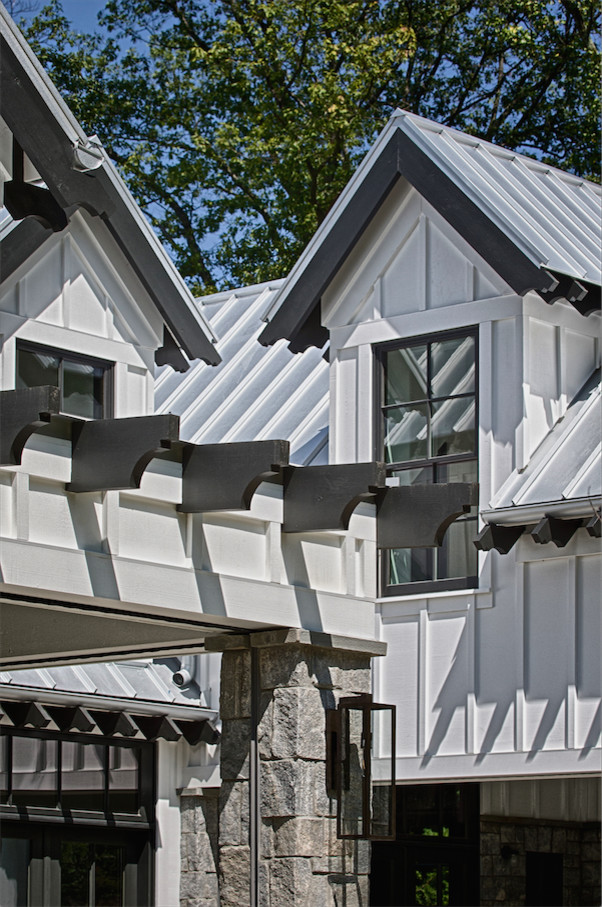 Пример оригинального дизайна: огромный, двухэтажный, серый частный загородный дом в стиле кантри с комбинированной облицовкой, двускатной крышей и металлической крышей