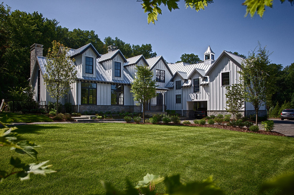 Geräumiges, Zweistöckiges Landhaus Einfamilienhaus mit Mix-Fassade, grauer Fassadenfarbe, Satteldach und Blechdach in New York