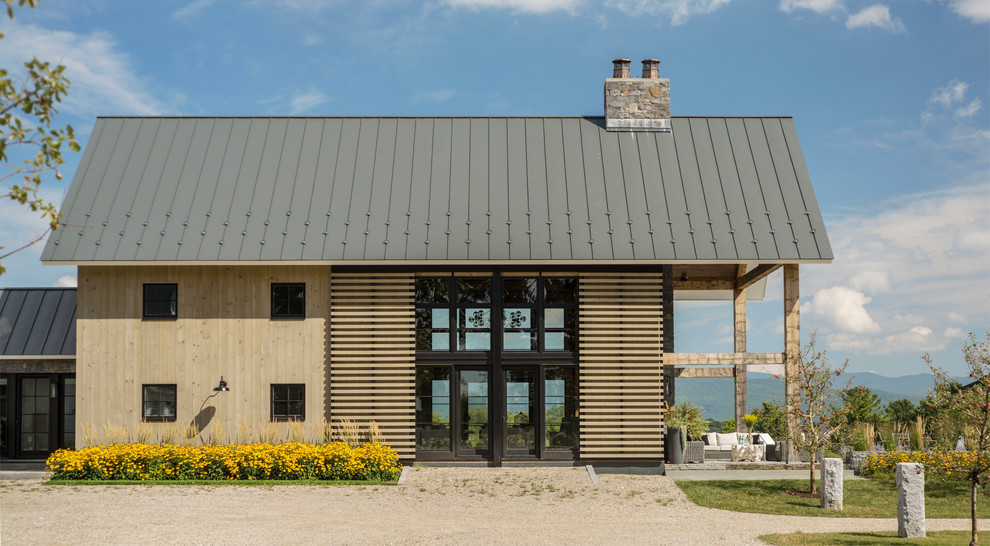 Ispirazione per la facciata di una casa beige country a due piani con rivestimento in legno e tetto a capanna