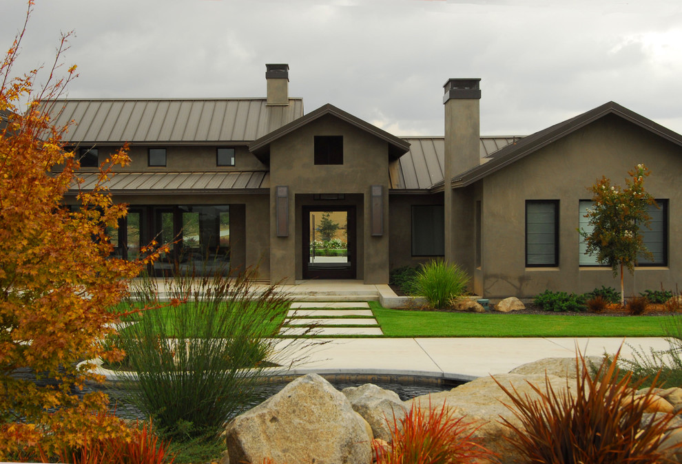 Источник вдохновения для домашнего уюта: дом в стиле кантри с облицовкой из цементной штукатурки и металлической крышей