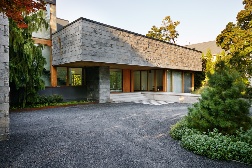 Idee per la facciata di una casa grande multicolore contemporanea a piani sfalsati con rivestimento in pietra e tetto piano