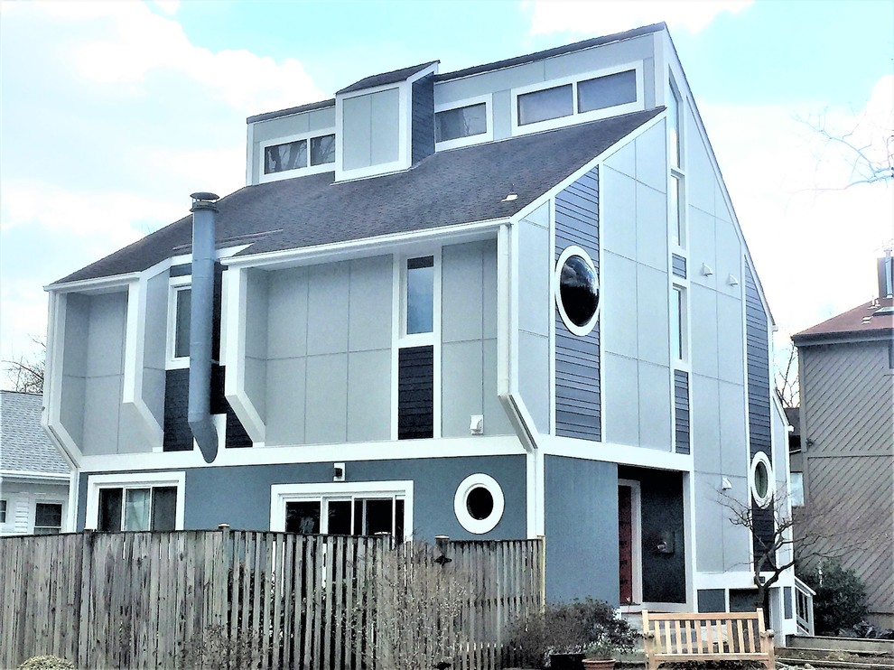 Idéer för att renovera ett mellanstort funkis blått hus, med tre eller fler plan och fiberplattor i betong