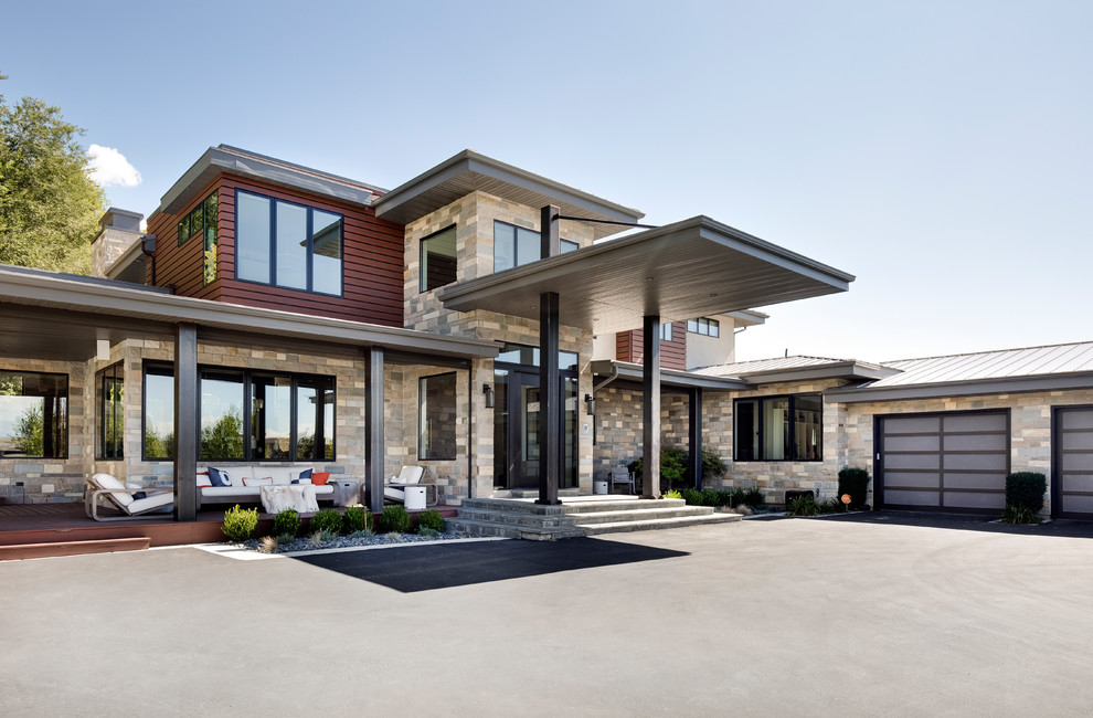 Imagen de fachada de casa multicolor contemporánea de dos plantas con revestimientos combinados y tejado de metal