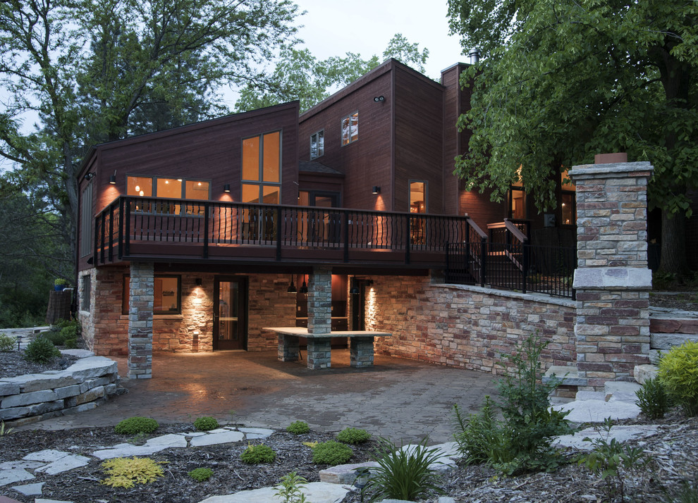 На фото: деревянный, коричневый, большой, двухэтажный частный загородный дом в современном стиле с односкатной крышей с
