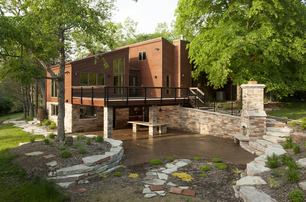 Стильный дизайн: деревянный, коричневый, большой, двухэтажный частный загородный дом в современном стиле с односкатной крышей - последний тренд