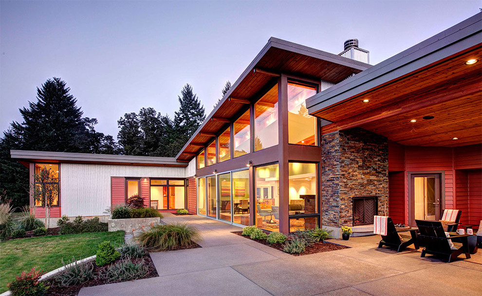 Cette photo montre une façade de maison tendance de plain-pied avec un revêtement mixte et un toit en appentis.