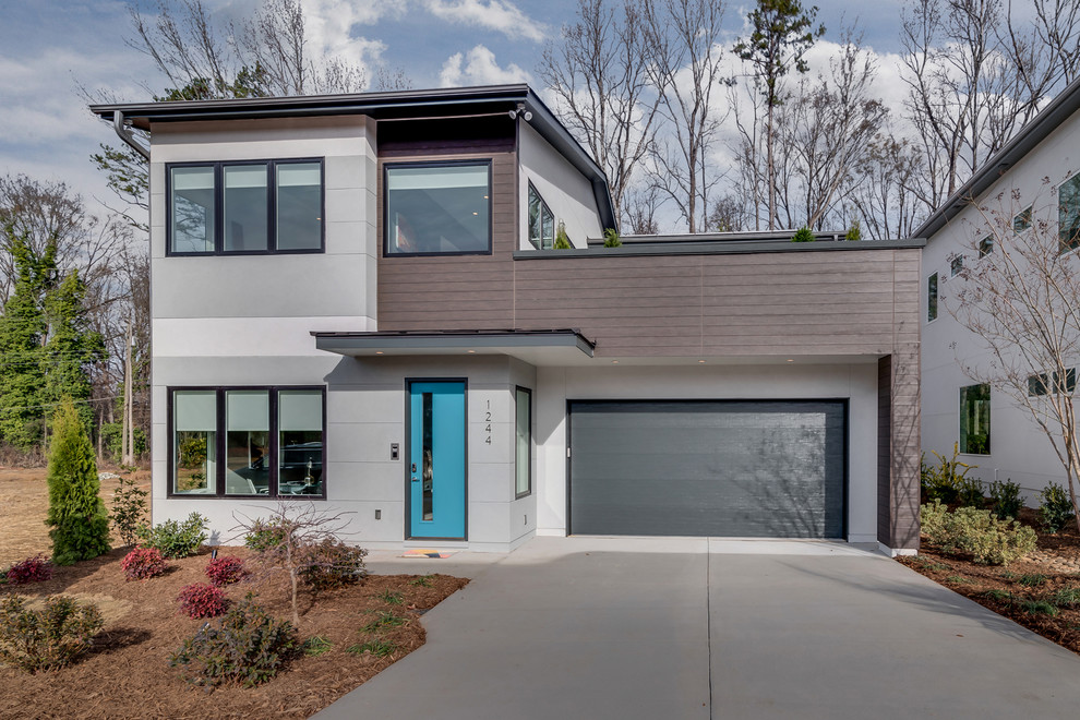 Modelo de fachada de casa multicolor actual de tamaño medio de dos plantas con revestimiento de aglomerado de cemento, tejado de teja de madera y tejado a dos aguas