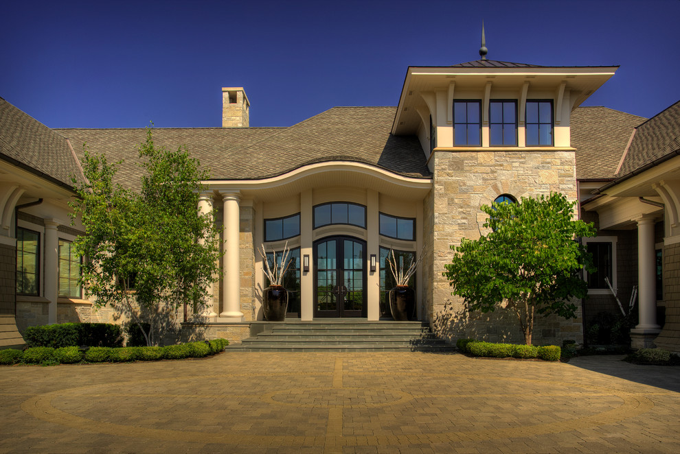Diseño de fachada beige contemporánea grande de dos plantas con revestimientos combinados y tejado a dos aguas