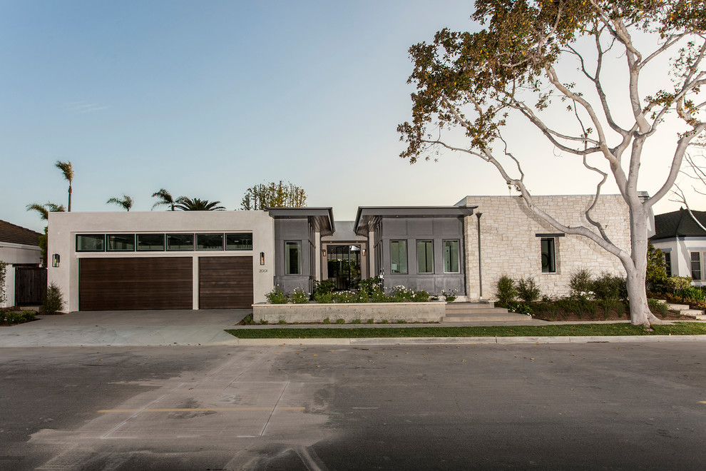 Imagen de fachada de casa beige contemporánea grande de dos plantas con revestimientos combinados y tejado plano