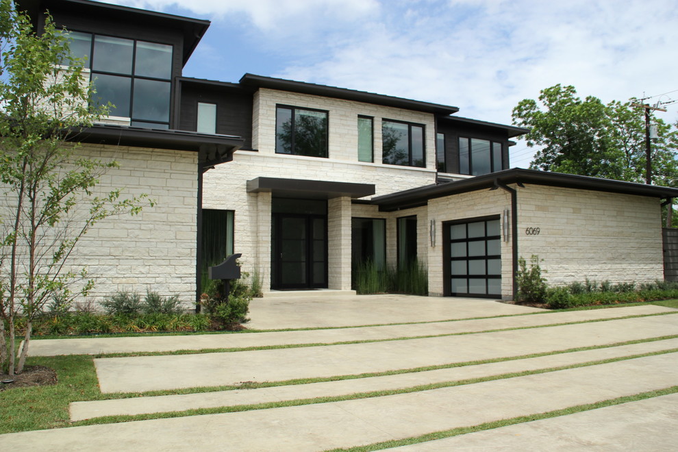 Aménagement d'une façade de maison beige contemporaine en pierre de taille moyenne et à un étage.