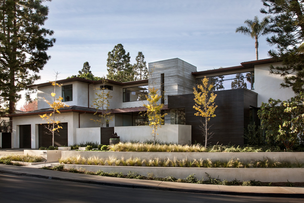 Großes, Zweistöckiges Modernes Haus mit weißer Fassadenfarbe in Orange County