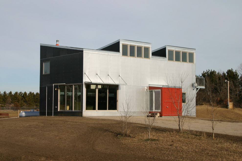 Idéer för funkis grå hus, med metallfasad och pulpettak