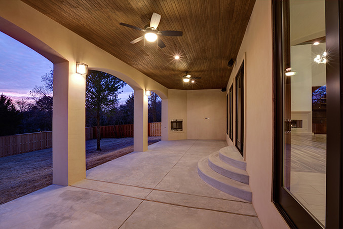 Idee per la facciata di una casa grande beige contemporanea a due piani con rivestimento in mattoni
