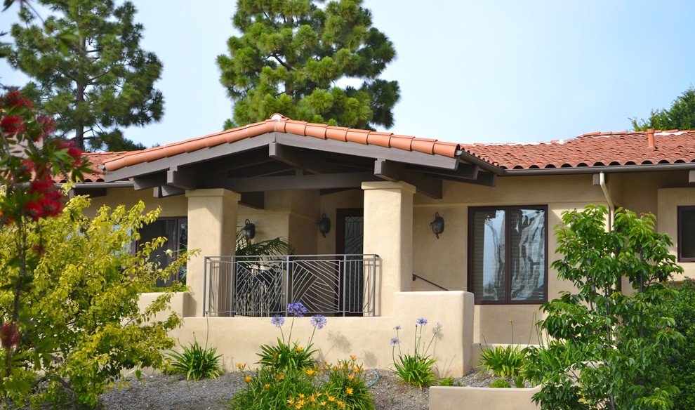 ロサンゼルスにあるトロピカルスタイルのおしゃれな家の外観の写真