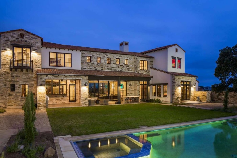 Zweistöckiges, Geräumiges Mediterranes Einfamilienhaus mit Steinfassade, brauner Fassadenfarbe, Ziegeldach und Satteldach in Austin
