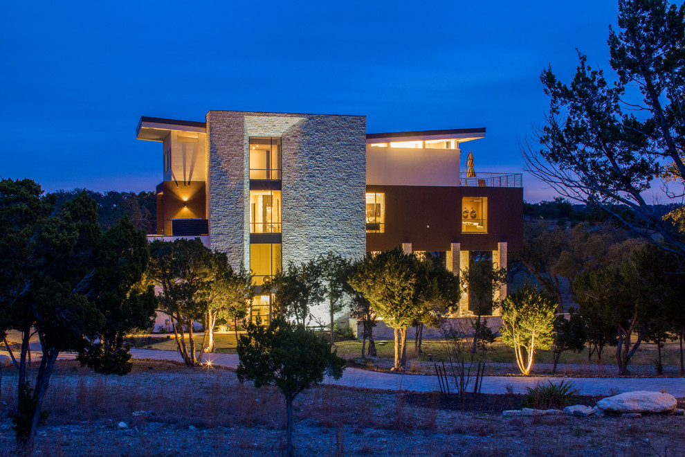 Dreistöckiges Modernes Haus mit Steinfassade und weißer Fassadenfarbe in Austin
