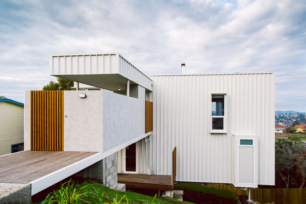 Ispirazione per la villa bianca contemporanea a due piani con rivestimento in metallo, tetto piano e copertura in metallo o lamiera