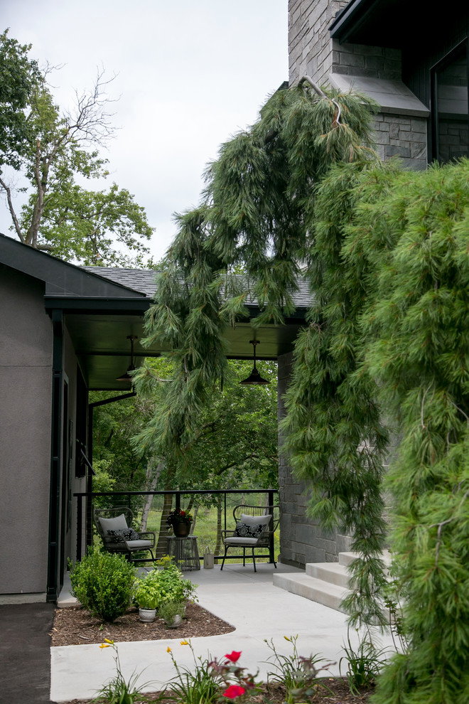 Пример оригинального дизайна: большой, трехэтажный, черный частный загородный дом в современном стиле с комбинированной облицовкой, двускатной крышей и крышей из смешанных материалов