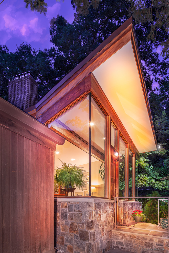 Diseño de fachada de casa beige contemporánea grande de una planta con revestimiento de madera y tejado de teja de madera