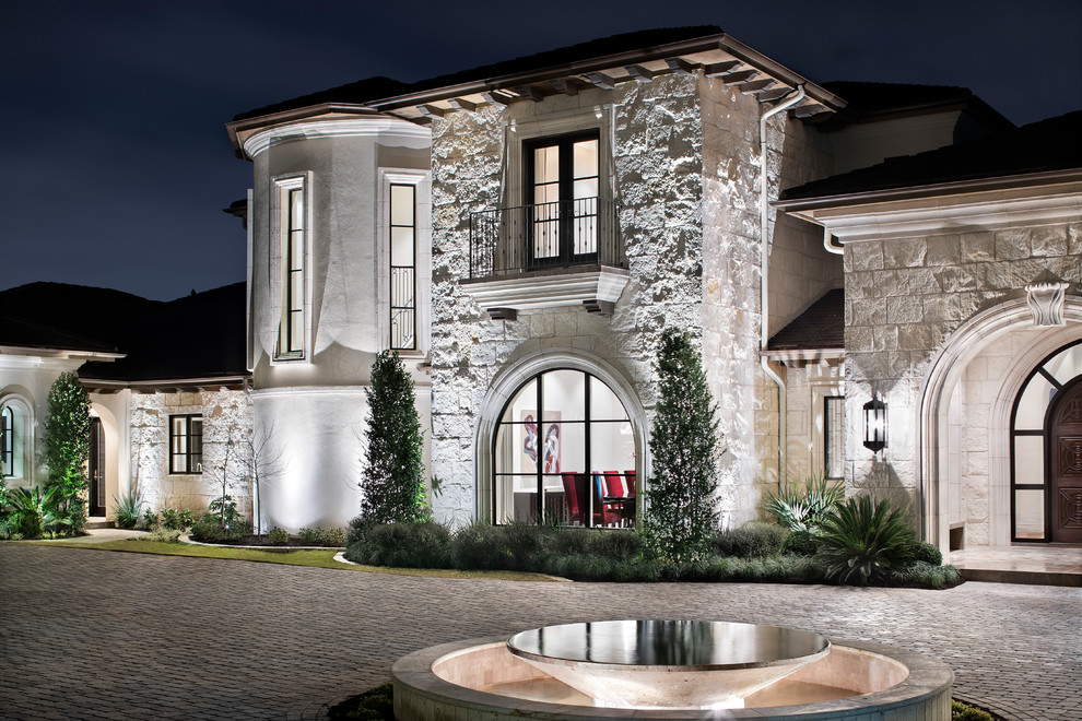Geräumiges, Zweistöckiges Mediterranes Einfamilienhaus mit Steinfassade, beiger Fassadenfarbe, Walmdach und Misch-Dachdeckung in Austin