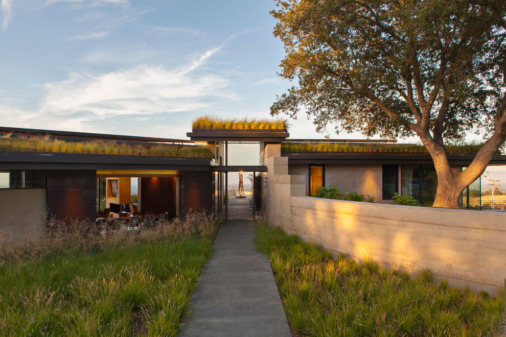 Geräumiges, Zweistöckiges Modernes Haus mit Metallfassade, beiger Fassadenfarbe und Flachdach in San Francisco