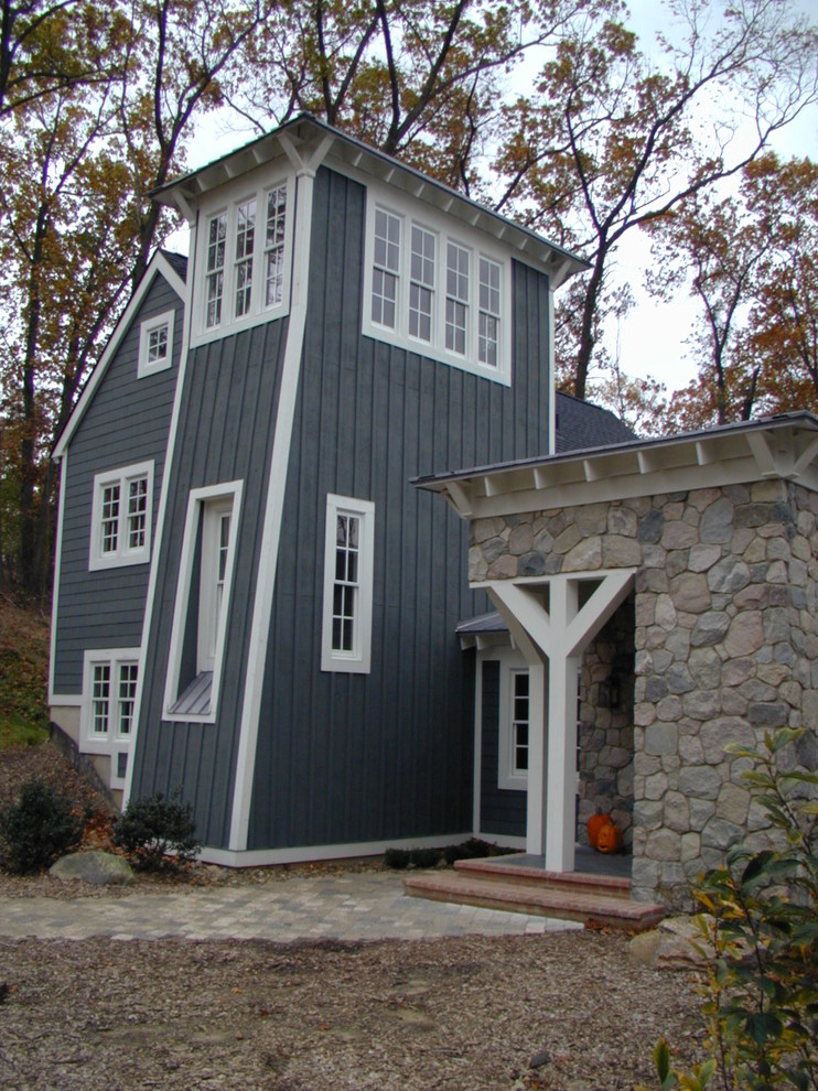 Idee per la facciata di una casa grande blu classica a tre piani con rivestimento in legno e tetto a padiglione