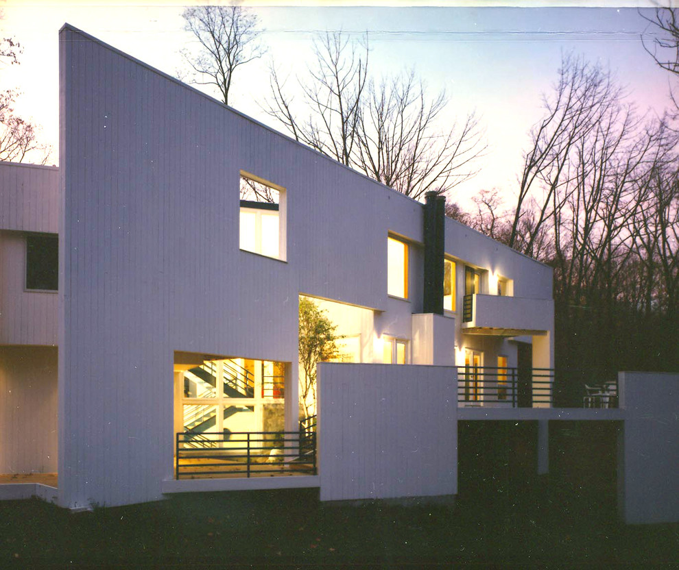 Immagine della facciata di una casa bianca contemporanea a due piani di medie dimensioni con rivestimento in legno