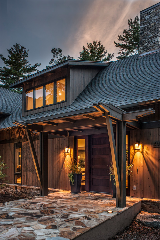Ejemplo de fachada de casa gris rústica de tamaño medio de dos plantas con revestimiento de madera y tejado de teja de madera