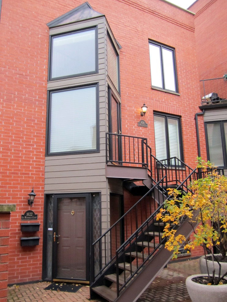 Imagen de fachada marrón contemporánea de tamaño medio de dos plantas con revestimiento de aglomerado de cemento