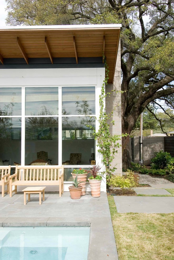 Modernes Haus mit Mix-Fassade und Pultdach in Houston