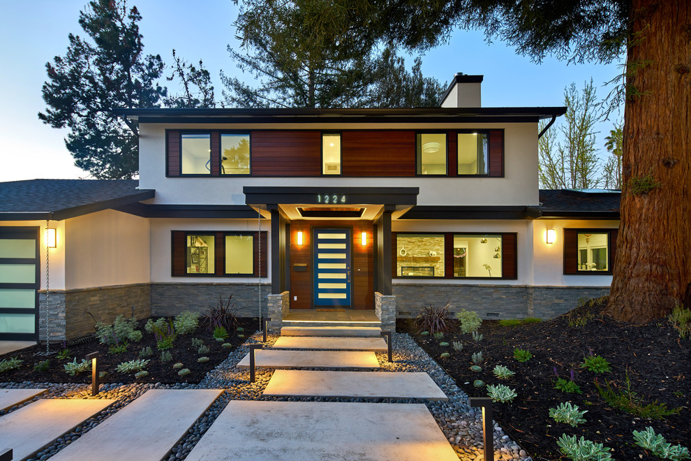 Mittelgroßes, Zweistöckiges Modernes Einfamilienhaus mit Mix-Fassade, weißer Fassadenfarbe, Pultdach und Schindeldach in San Francisco