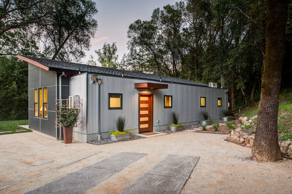 Inspiration för mellanstora moderna grå hus, med allt i ett plan, blandad fasad och platt tak